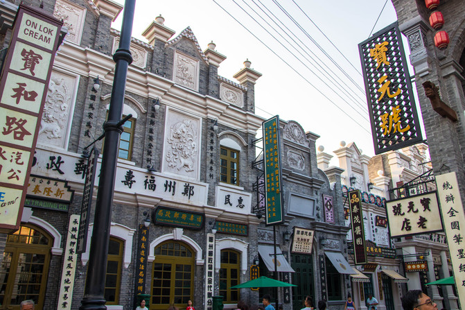 推開穿越時光之門,體驗建業華誼兄弟電影小鎮造夢之旅。